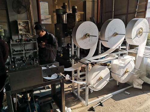 我司設計了這款kn95高速口罩機,采用高頻超聲波壓焊切割,產品下線速度